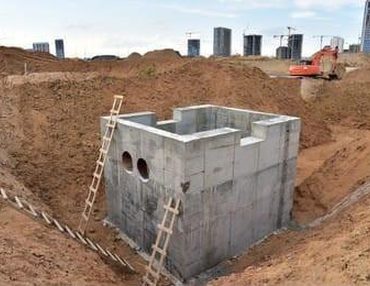 Precast concrete chamber